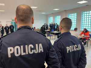 uczestnicy ćwiczeń z policjantami