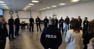uczestnicy ćwiczeń z policjantami