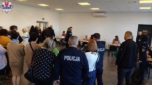 uczestnicy ćwiczeń z policjantami