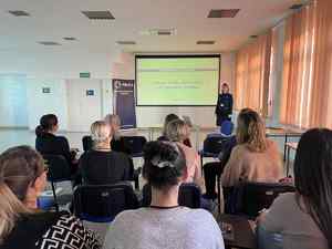 uczestnicy ćwiczeń z policjantami