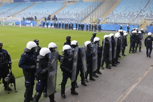Policjanci z Oddziałów Prewencji Policji w Lublinie ubrani w strój ochronny ćwiczą zabezpieczenie imprezy sportowej na stadionie Motor Arena Lublin.