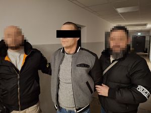 policjanci z zatrzymanym