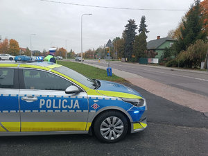 policjant oraz oznakowany radiowóz