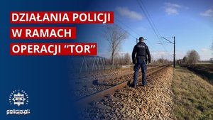 Policjant na torach i napis: Działania Policji w ramach operacji