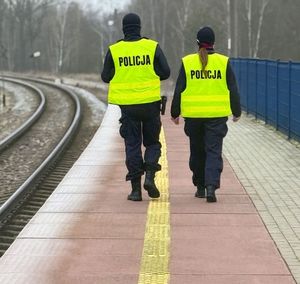 policjanci patrolują teren wzdłuż torów
