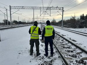 policjant i funkcjonariusz WOT na torowisku