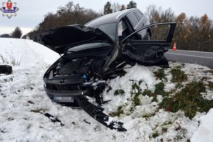osobowy volkswagen w przydrożnym rowie