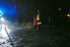 policjanci na miejscu wypadku