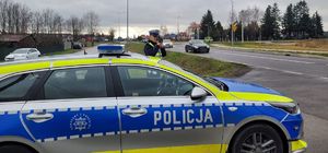 policjanci z miernikiem prędkości przy drodze