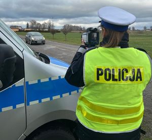 policjanci z miernikiem prędkości przy drodze