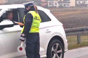 policjantka prowadzi akcję Trzeźwość sprawdzając stan trzeźwości kierujących