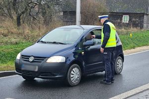 policjant sprawdza stan trzeźwości kierujących