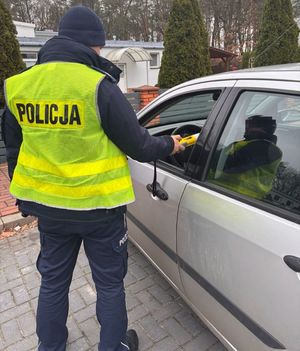 policjanci prowadzą akcję Trzeźwość sprawdzając stan trzeźwości kierujących