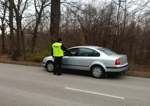 policjant sprawdza trzeźwość kierującego pojazdem