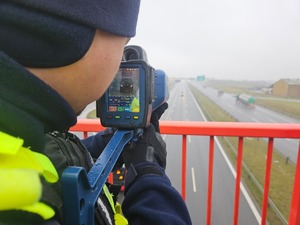 Na zewnątrz przy drodze trwa kurs specjalistyczny z obsługi ręcznych mierników prędkości