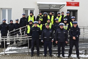 Na zewnątrz przy drodze trwa kurs specjalistyczny z obsługi ręcznych mierników prędkości