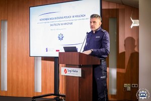Konferencja „Skuteczni w kryzysie” z udziałem policji i innych służb. Przemowa Komendanta Wojewódzkiego Policji w Kielcach.