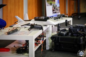 pokaz dronów na wyposażeniu policji