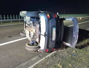 przewrócony pojazd na drodze