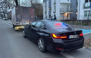 policyjny nieoznakowany radiowóz podczas kontroli drogowej