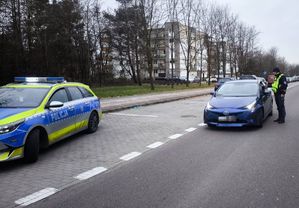 policjant sprawdza trzeźwość kierowcy