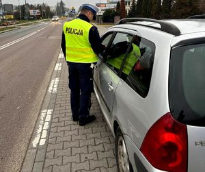policjant sprawdza trzeźwość kierowcy