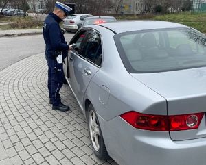 policjant kontroluje kierującego pojazdem