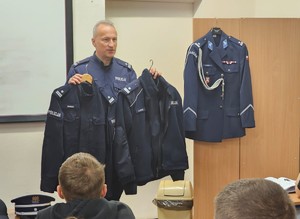 podinspektor Policji pokazuje kadetom umundurowanie