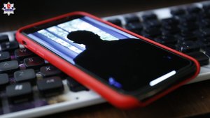 telefon komórkowy z wyświetloną postacią osoby