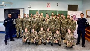 Uczniowie II Liceum Ogólnokształcącego w Zespole Szkół nr 3 w Hrubieszowie i policjanci