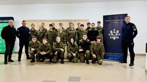 Uczniowie Technikum w Zespole Szkół im. Króla Kazimierza Jagiellończyka w Łęcznej razem z policjantami