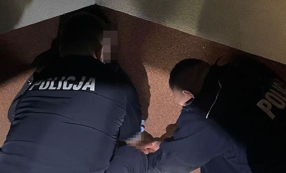 policjanci na klatce schodowej