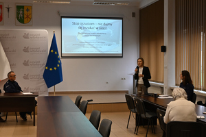 policjantka prowadzi debatę