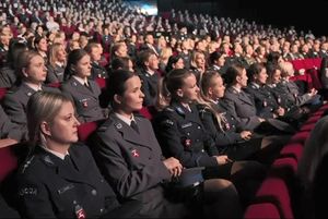 policjantki na fotelach podczas gali