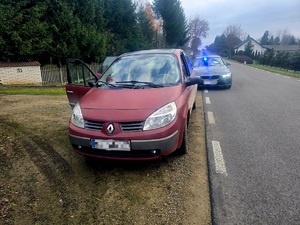 samochód osobowy na poboczu jezdni