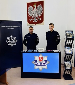 policjanci na policyjnym stoisku