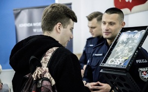 policjanci na policyjnym stoisku