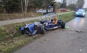 miejsce wypadku z udziałem zabytkowego Fiata. W tle radiowóz