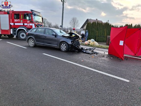 osobowe audi uszkodzone w wyniku zderzenia z innym pojazdem osobowym, w tle wóz strażacki