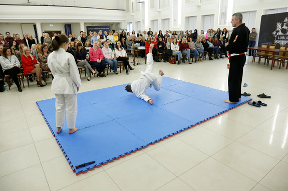 Pokaz samoobrony w Komendzie Wojewódzkiej Policji w Lublinie.