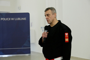 Pokaz samoobrony w Komendzie Wojewódzkiej Policji w Lublinie.