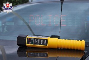 alkomat leży na radiowozie