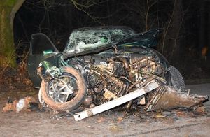 uszkodzony samochód po wypadku drogowym