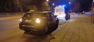 Inspekcja Transportu Drogowego kontroluje taksówkarza.