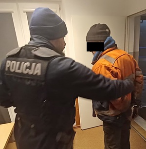 policjant z zatrzymanym