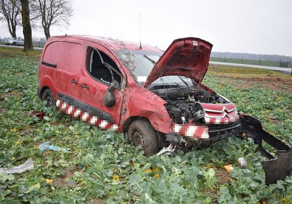uszkodzony samochód stoi poza drogą