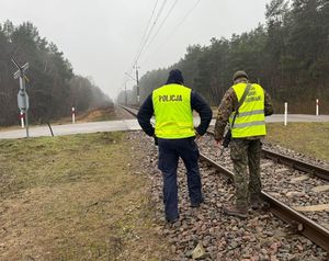policjant i sokista na torach
