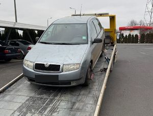 samochód na lawecie