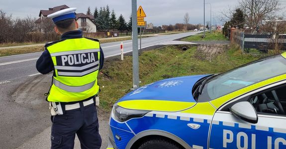 policjant podczas kontroli prędkości