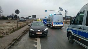 miejsce śmiertelnego wypadku, pojazd sparwczyni wypadku, radiowóz i policjanci na miejscu